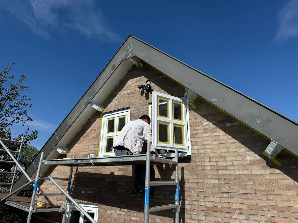 Schilderwerk aan de buitenkant met steiger